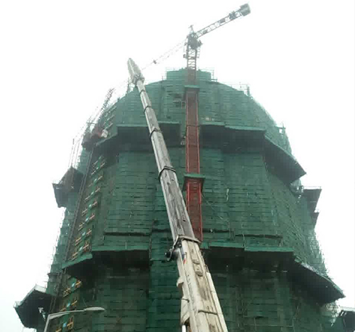大安吊车在工地上作业